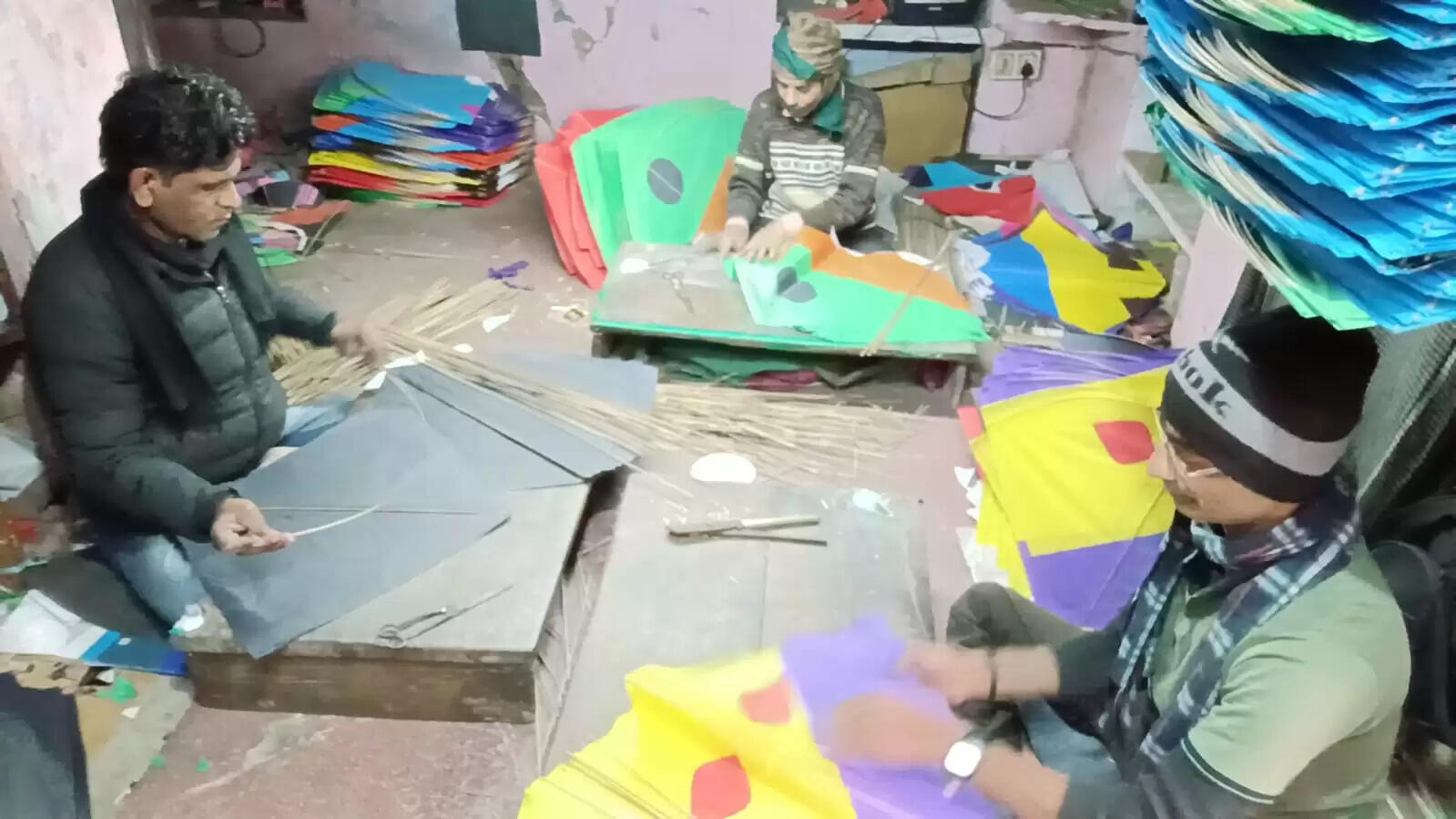 मकर संक्रांति से पहले वाराणसी में पतंग कारोबार ने पकड़ी रफ्तार, कारीगरों में दिखा उत्साह