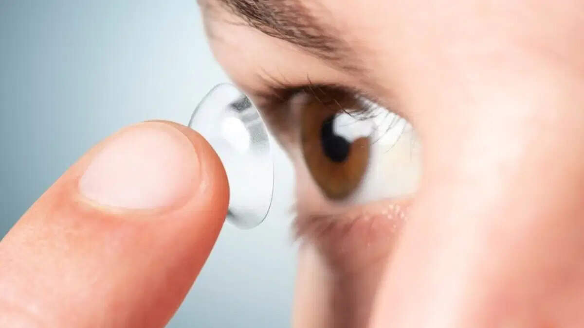 लेंस पहनने के लिए आवश्यक टिप्स: आँखों की सुरक्षा का ध्यान रखें