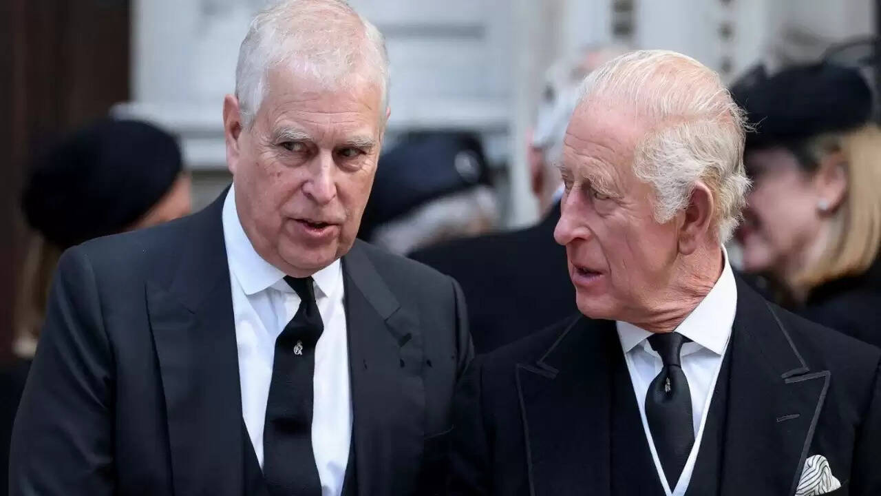 ब्रिटिश राजकुमार प्रिंस एंड्रयू से छिनी गईं सभी शाही उपाधियां, जानें क्या है मामला