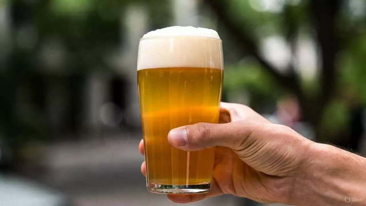 शराब के पहले घूंट की परंपरा: सांस्कृतिक और आध्यात्मिक महत्व