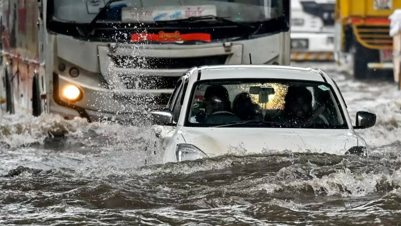 मुंबई में भारी बारिश से जनजीवन प्रभावित, स्कूल-कॉलेज बंद
