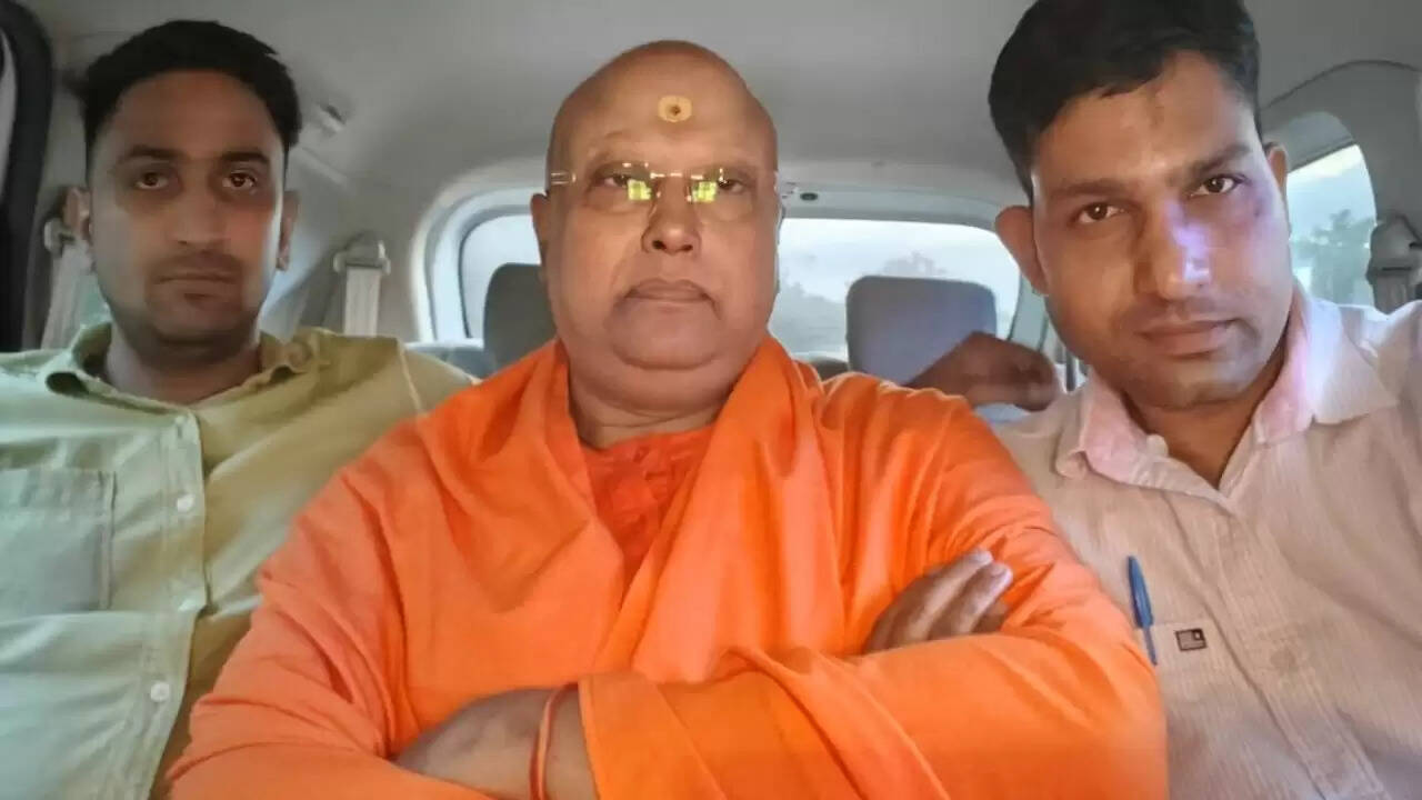 स्वामी चैतन्यानंद की गिरफ्तारी के बाद व्हाट्सएप चैट का खुलासा