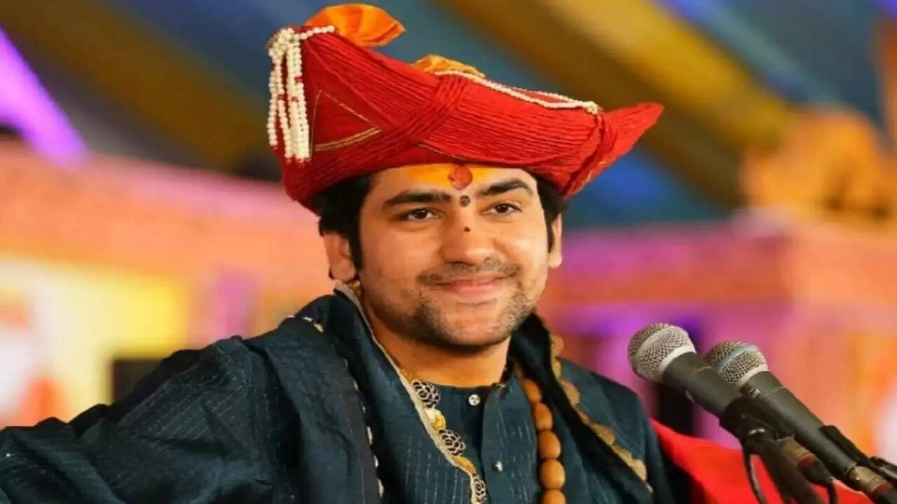 बागेश्वर बाबा का पटना में हिंदुत्व का संदेश: एकता और जातिगत भेदभाव पर प्रहार
