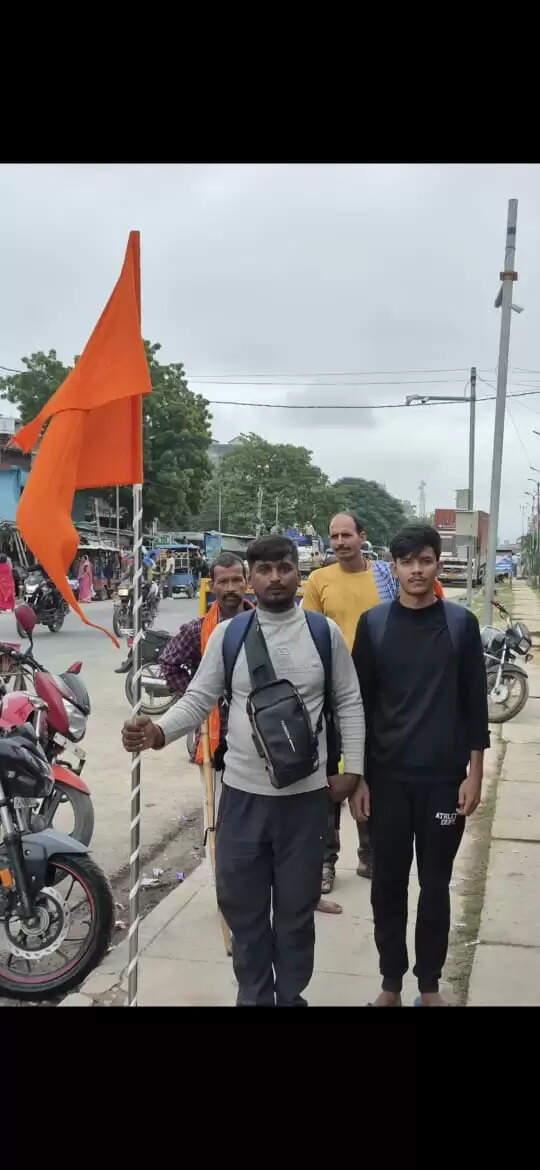 बलरामपुर : 25 सौ किमी की पदयात्रा पर निकले सोनू और रवि, देश की अखंडता का संदेश लेकर पहुंचे छत्तीसगढ़