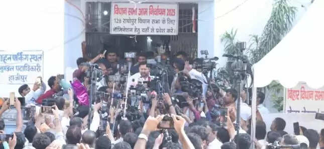 तेजस्वी यादव ने राघोपुर से भरा नामांकन, बिहार में बदलाव का किया आह्वान