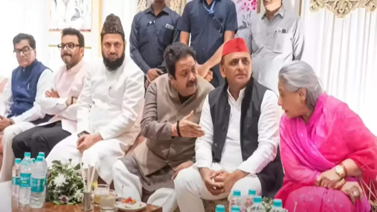 अखिलेश यादव ने प्रिया सरोज और रिंकू सिंह की सगाई में पत्रकार को दिया चुनावी टिकट का वादा