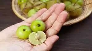 आंवले के अद्भुत स्वास्थ्य लाभ: जानें कैसे यह आपके लिए फायदेमंद है