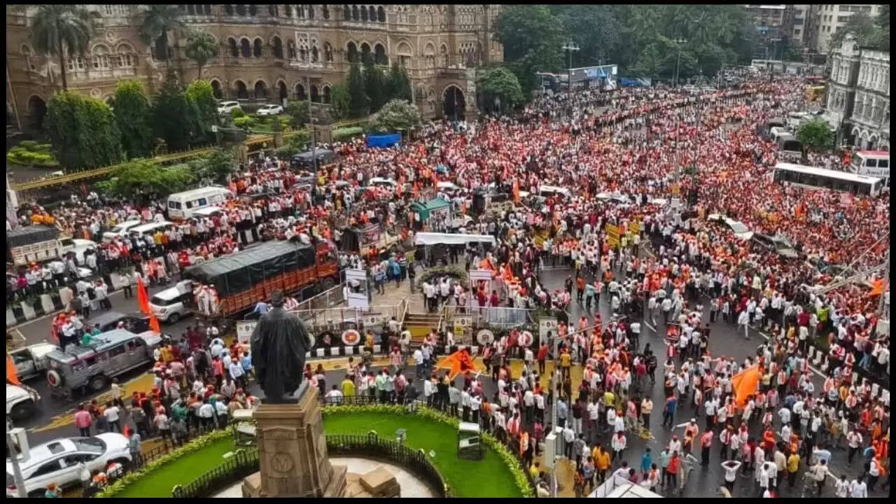 मुंबई में मराठा आरक्षण के लिए प्रदर्शन से जनजीवन प्रभावित