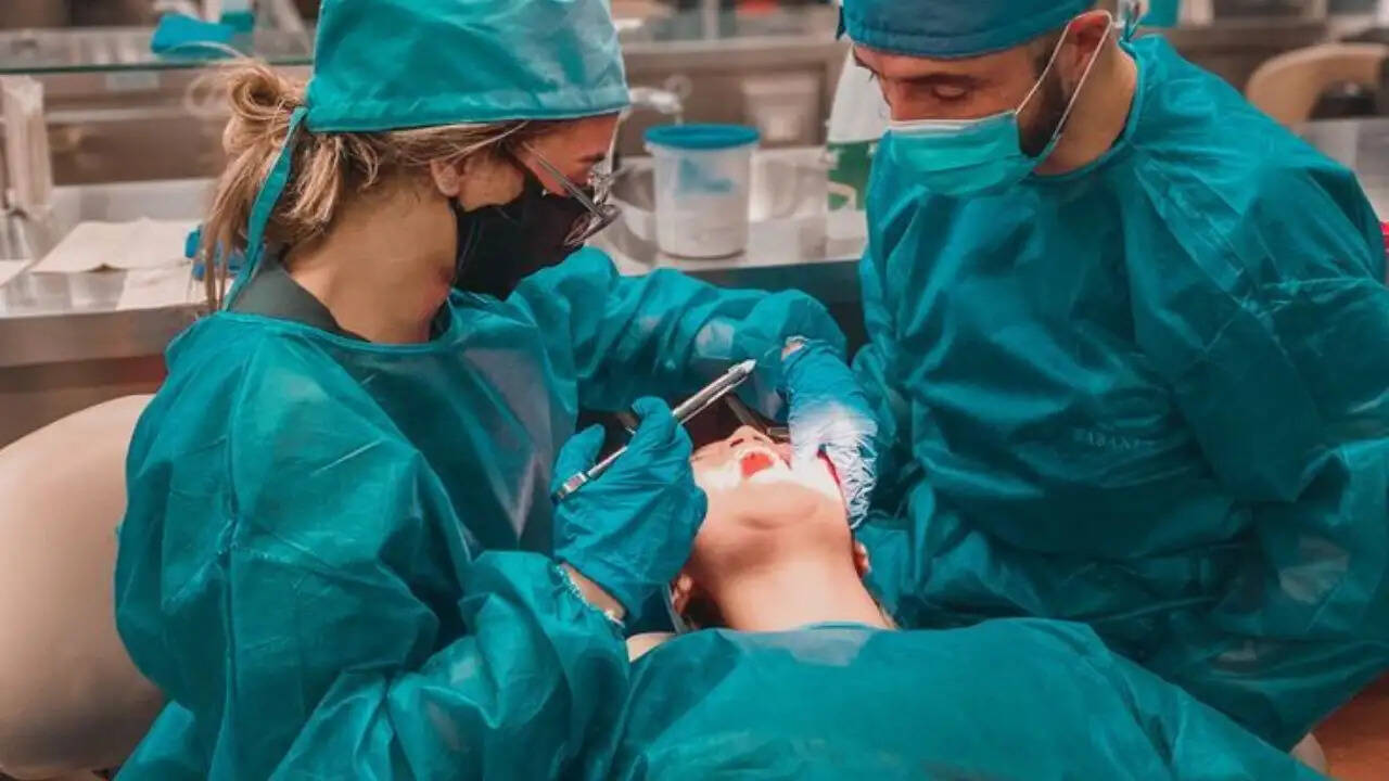 दांतों की समस्या से जीवन में आया बड़ा बदलाव: एक व्यक्ति की कहानी