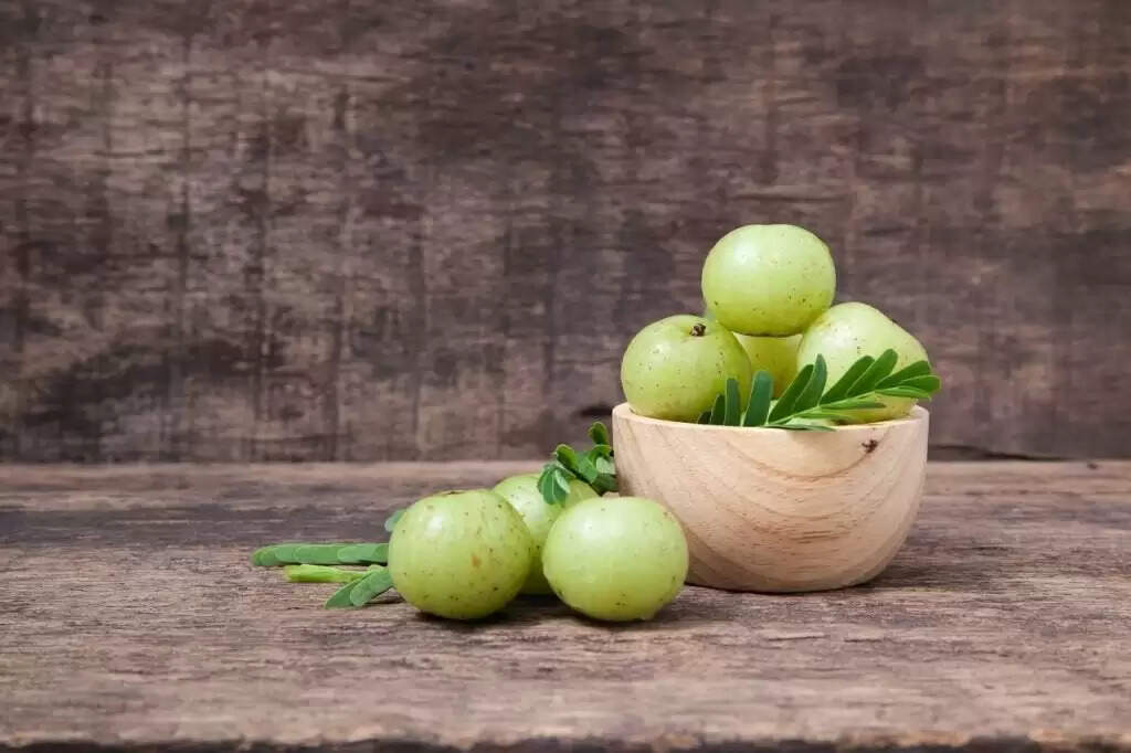आंवला: स्वास्थ्य के लिए फायदेमंद, लेकिन अधिक सेवन से हो सकते हैं नुकसान