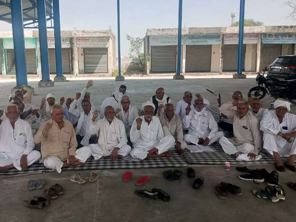 किसानों का धरना 241वें दिन भी जारी, सरकार के खिलाफ उठी आवाजें