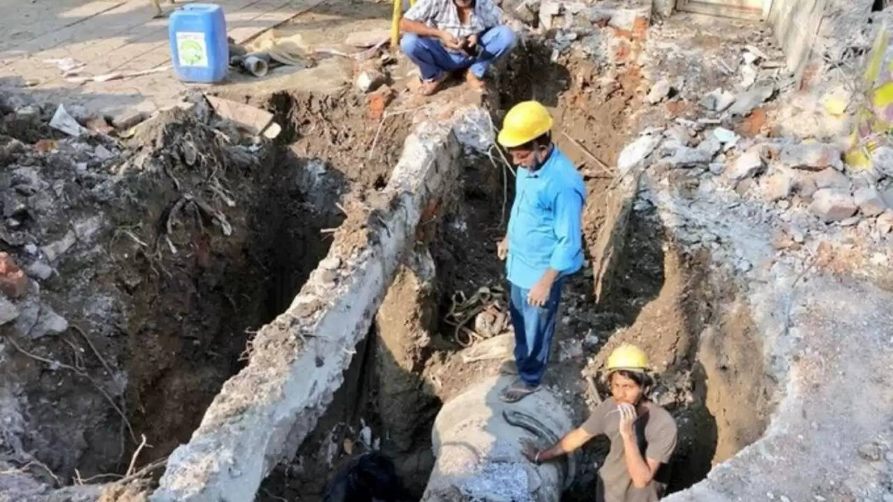 इंदौर में दूषित पानी से हुई मौतों के बाद स्वास्थ्य संकट