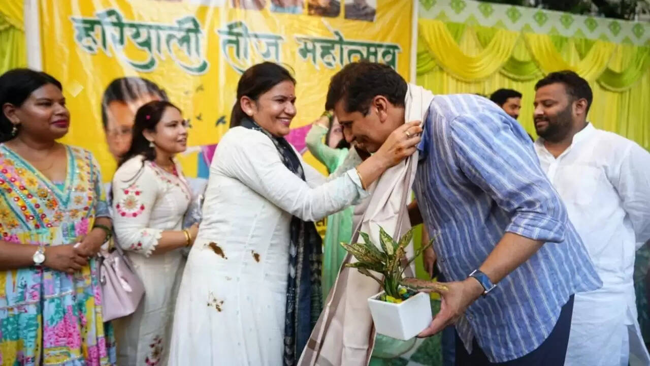 दिल्ली में हरियाली तीज महोत्सव: सुनीता केजरीवाल ने महिलाओं को किया प्रेरित