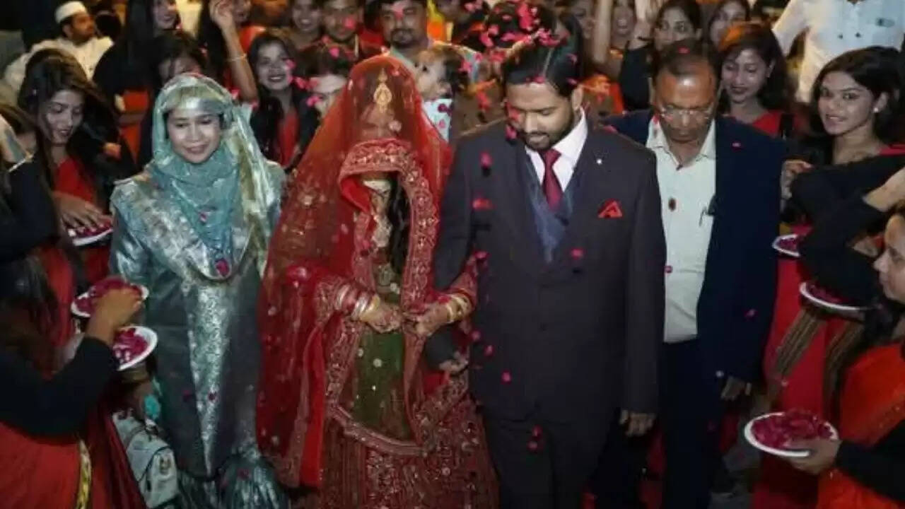 खान सर की शादी के रिसेप्शन पर विवाद: दुल्हन का चेहरा छिपा