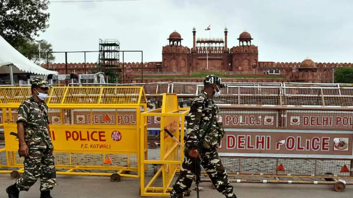 दिल्ली में स्वतंत्रता दिवस से पहले सुरक्षा चूक, सात पुलिसकर्मी निलंबित