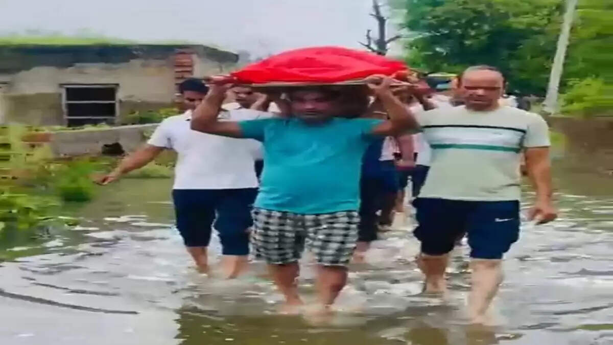 ग्रेटर नोएडा वेस्ट में जलभराव से शव यात्रा में आई बाधा
