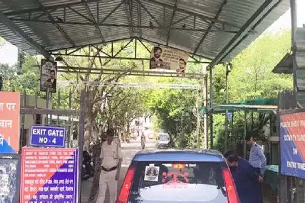 दिल्ली के कड़कड़डूमा कोर्ट में आग, दमकल ने समय पर काबू पाया