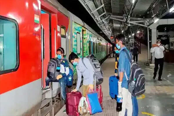 भारतीय रेलवे की लापरवाही: 51 AC यात्रियों को बिना कोच यात्रा करनी पड़ी