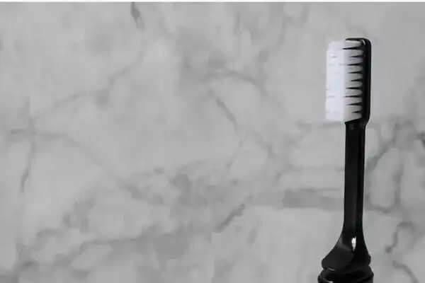 बाथरूम में इलेक्ट्रिक टूथब्रश का विस्फोट: महिला की जान बाल-बाल बची