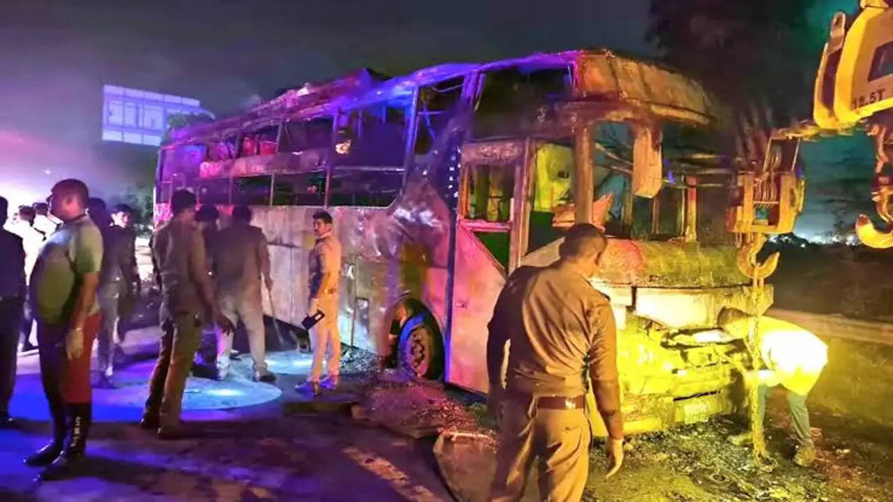 यमुना एक्सप्रेसवे पर बस में आग लगने से नौ यात्रियों की मौत