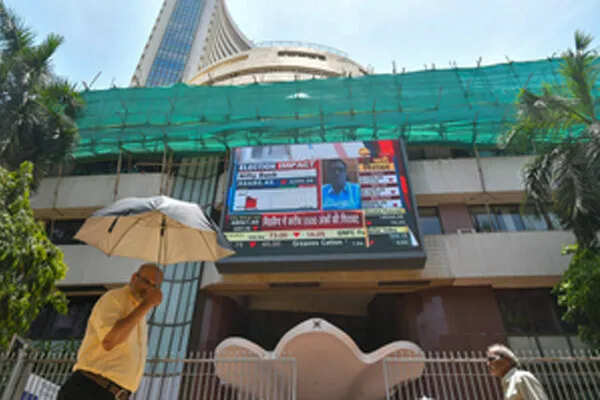 भारतीय शेयर बाजार में गिरावट, आईटी सेक्टर पर दबाव