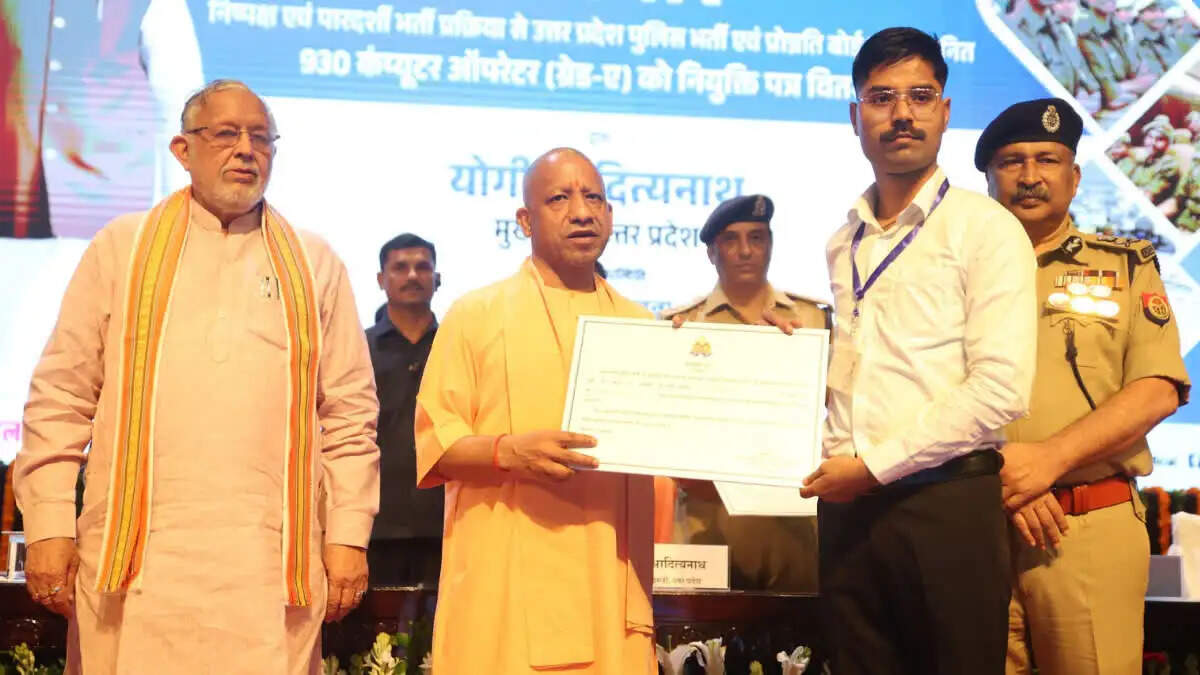 योगी आदित्यनाथ ने मिशन रोजगार के तहत 930 कंप्यूटर ऑपरेटरों को नियुक्ति पत्र सौंपे