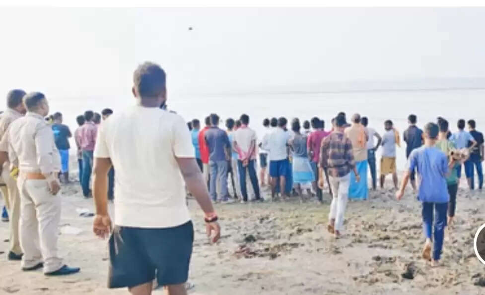 गाजीपुर में गंगा नदी में डूबने से तीन लड़कियों की मौत, खोज जारी