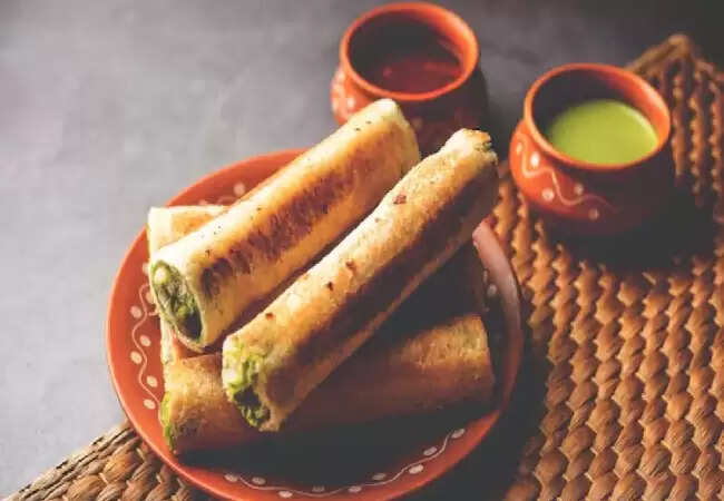 स्वादिष्ट पनीर शेजवान ब्रेड रोल बनाने की सरल विधि