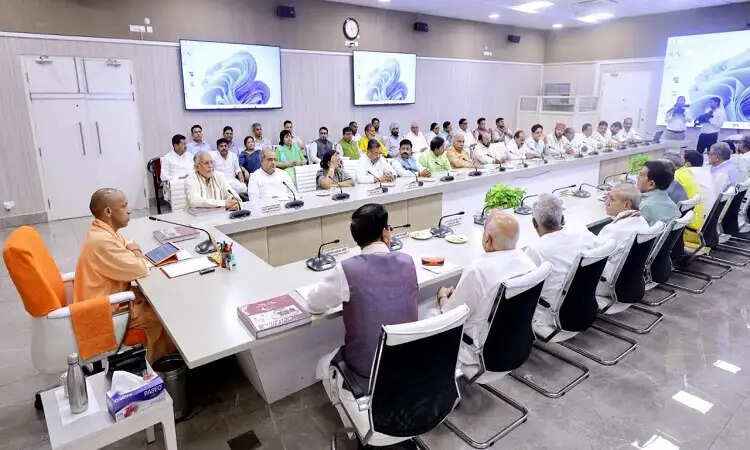 मुख्यमंत्री योगी आदित्यनाथ ने ऊर्जा संरक्षण और मितव्ययिता पर जोर दिया