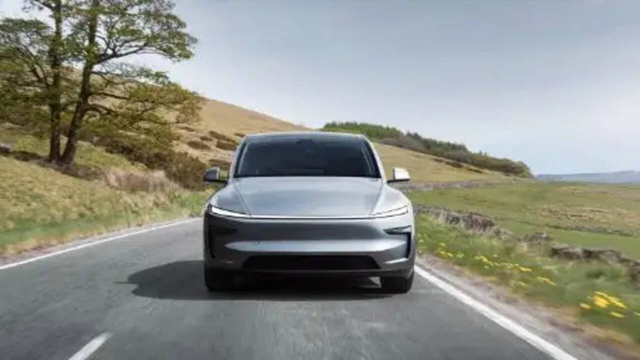 टेस्ला Model Y की टेस्ट ड्राइव शुरू, Grok AI असिस्टेंट के साथ भारतीय बाजार में कदम