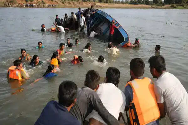 गोदावरी नदी में नाव पलटने से श्रद्धालुओं की जानें गईं