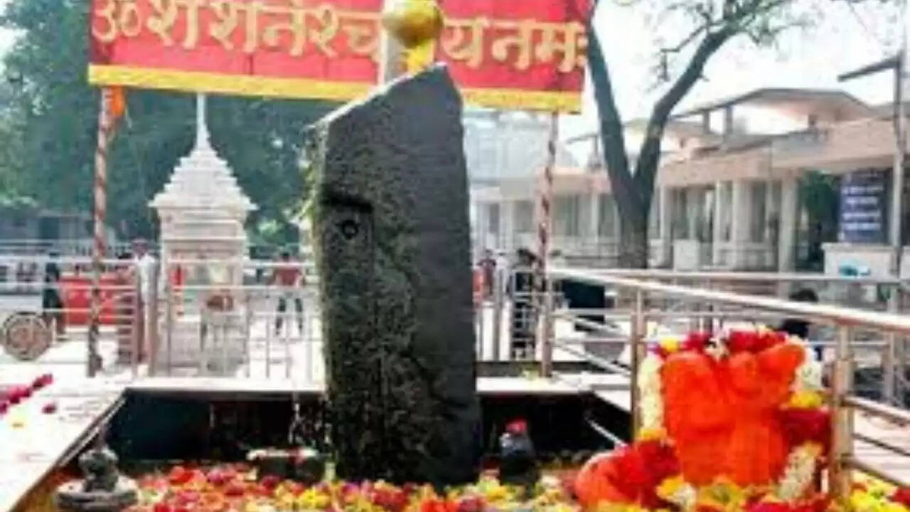 महाराष्ट्र के शनि शिंगणापुर मंदिर में विवाद: 167 कर्मचारियों की बर्खास्तगी