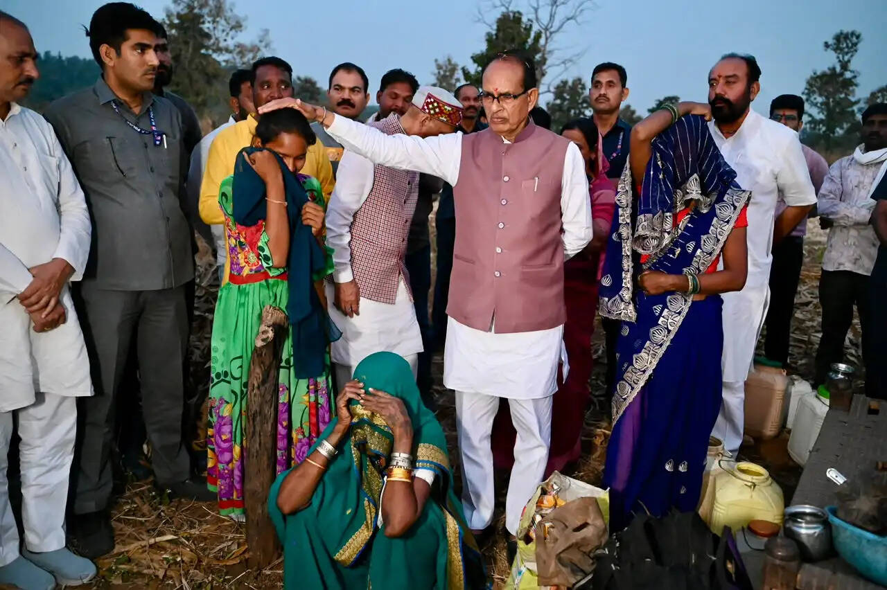 शिवराज सिंह चौहान ने अपनी सरकार के खिलाफ धरना दिया, गरीबों के अधिकारों की रक्षा की मांग