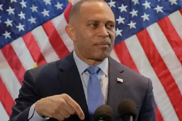डेमोक्रेट नेता हकीम जेफ्रीज ने ट्रंप पर ईरान संघर्ष को लेकर किया हमला
