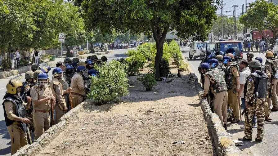 नोएडा में मजदूरों के प्रदर्शन से ट्रैफिक प्रभावित, दिल्ली पुलिस हाई अलर्ट पर