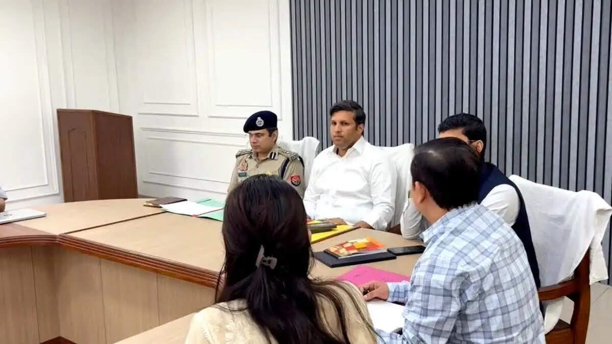 गाजियाबाद में घरेलू गैस सिलेंडर की आपूर्ति में सुधार के लिए DM की बैठक