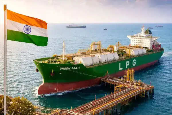भारत के लिए राहत: होर्मुज स्ट्रेट पार कर गए दो LPG टैंकर