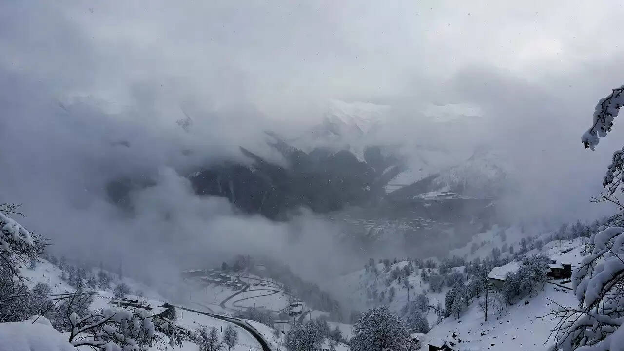 उत्तर भारत में ठंड और बर्फबारी का अलर्ट, जनजीवन पर असर