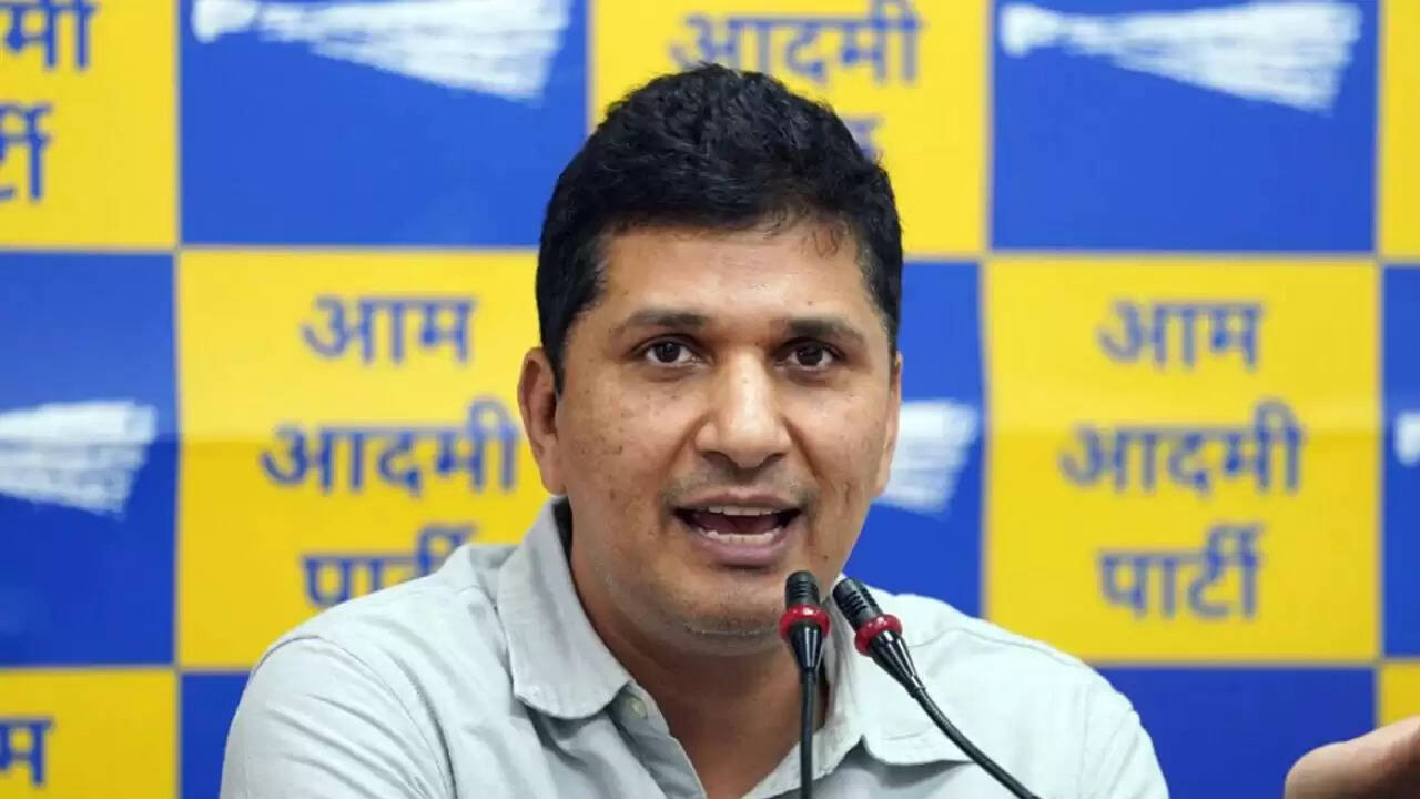 दिल्ली में पुरानी गाड़ियों पर विवाद और कृत्रिम बारिश के फैसले पर आप की कड़ी प्रतिक्रिया