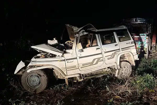 दर्दनाक सड़क हादसा: इटावा के श्रद्धालुओं की बोलेरो पेड़ से टकराई