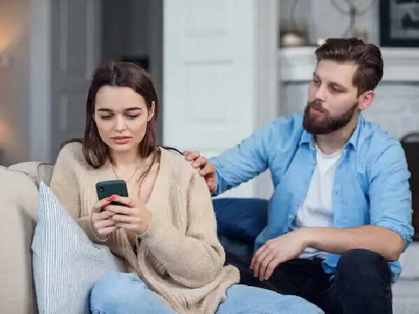 रिश्तों में दूरी के संकेत: पहचानें और बचें दिल टूटने से