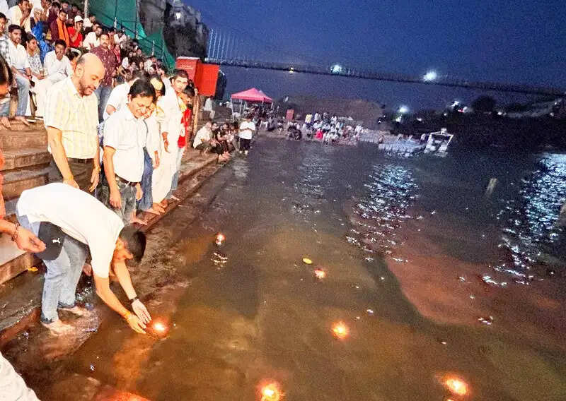 मप्रः नर्मदा संरक्षण की सराहनीय पहल, ओंकारेश्वर में महाआरती के बाद आटे के दीपकों से हो रहा दीपदान