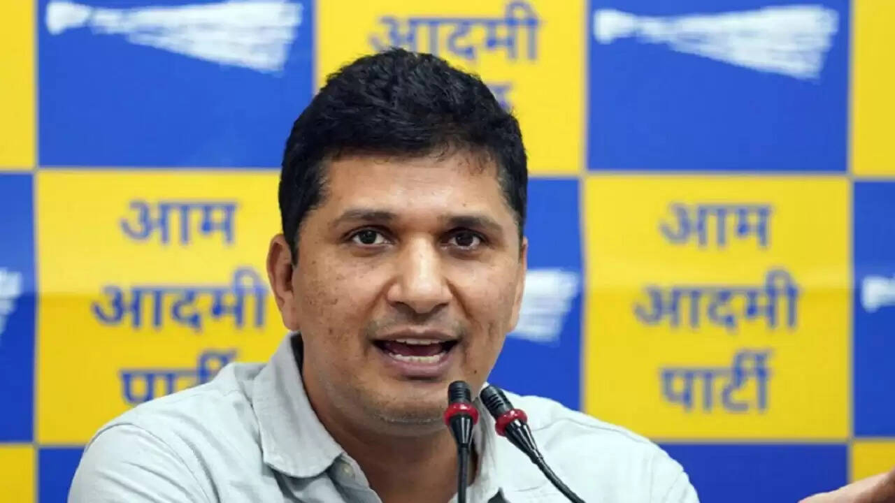 दिल्ली में मासूमों की मौत पर AAP का भाजपा पर हमला: क्या है प्रशासन की लापरवाही?