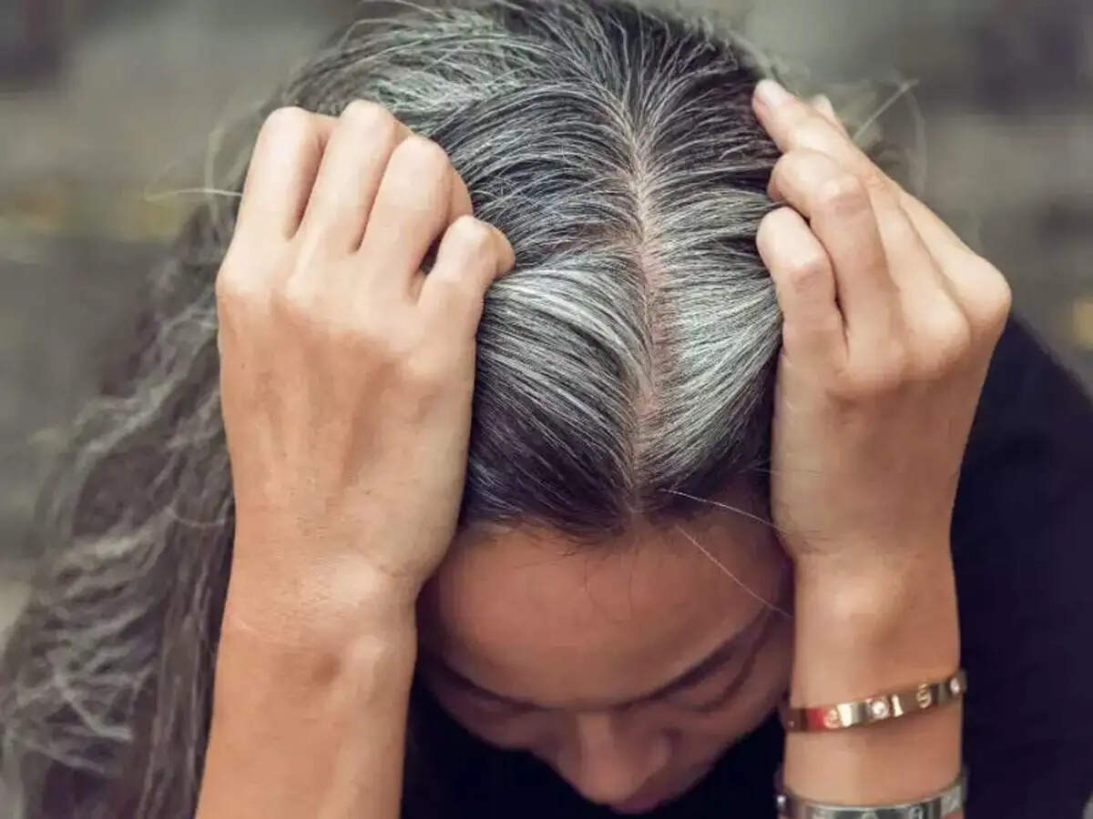 कम उम्र में सफेद बालों से परेशान? जानें काले बाल पाने का आसान घरेलू नुस्खा!