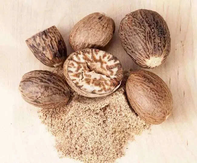 जायफल: स्वास्थ्य के लिए अद्भुत लाभ और सावधानियाँ