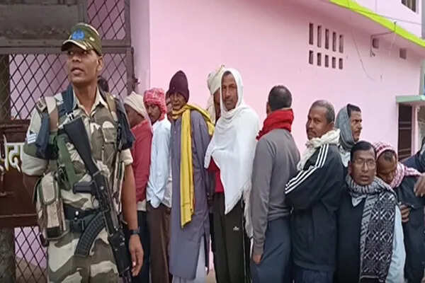 बिहार चुनाव के दूसरे चरण में मतदान का उत्साह, मतदाता व्यक्त कर रहे हैं अपनी उम्मीदें