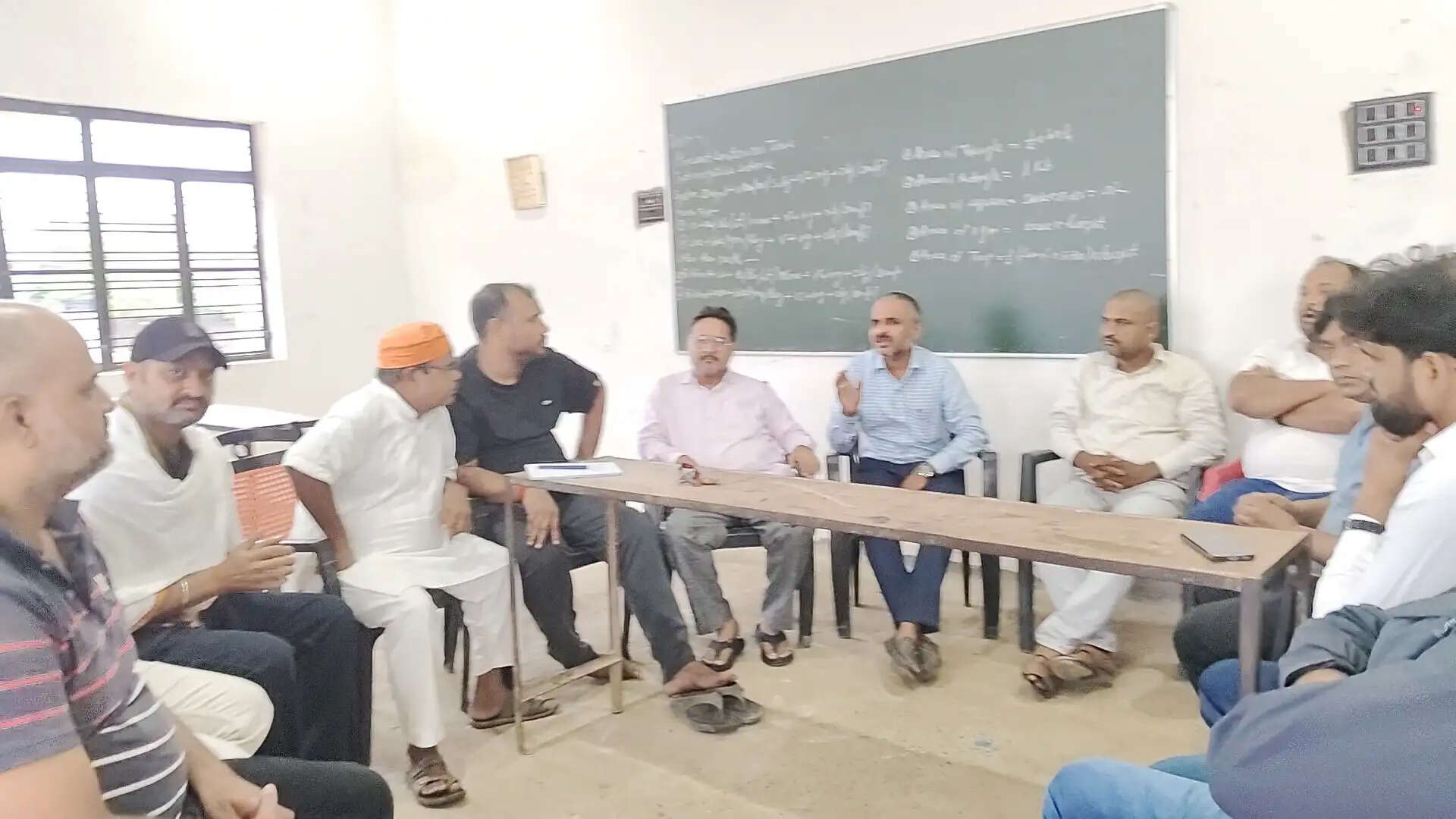 विधायक ऋषि त्रिपाठी के समर्थकों की बैठक में विकास योजनाओं पर चर्चा