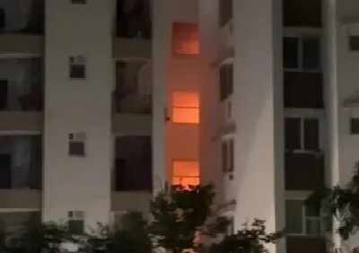 अपार्टमेंट के वायर पैनल में लगी आग, धुएं के चलते 9वीं मंजिल पर फंसे लोग