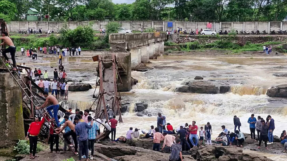 पुणे में इंद्रायणी नदी पर पुल ढहने से पर्यटकों की जानें गईं