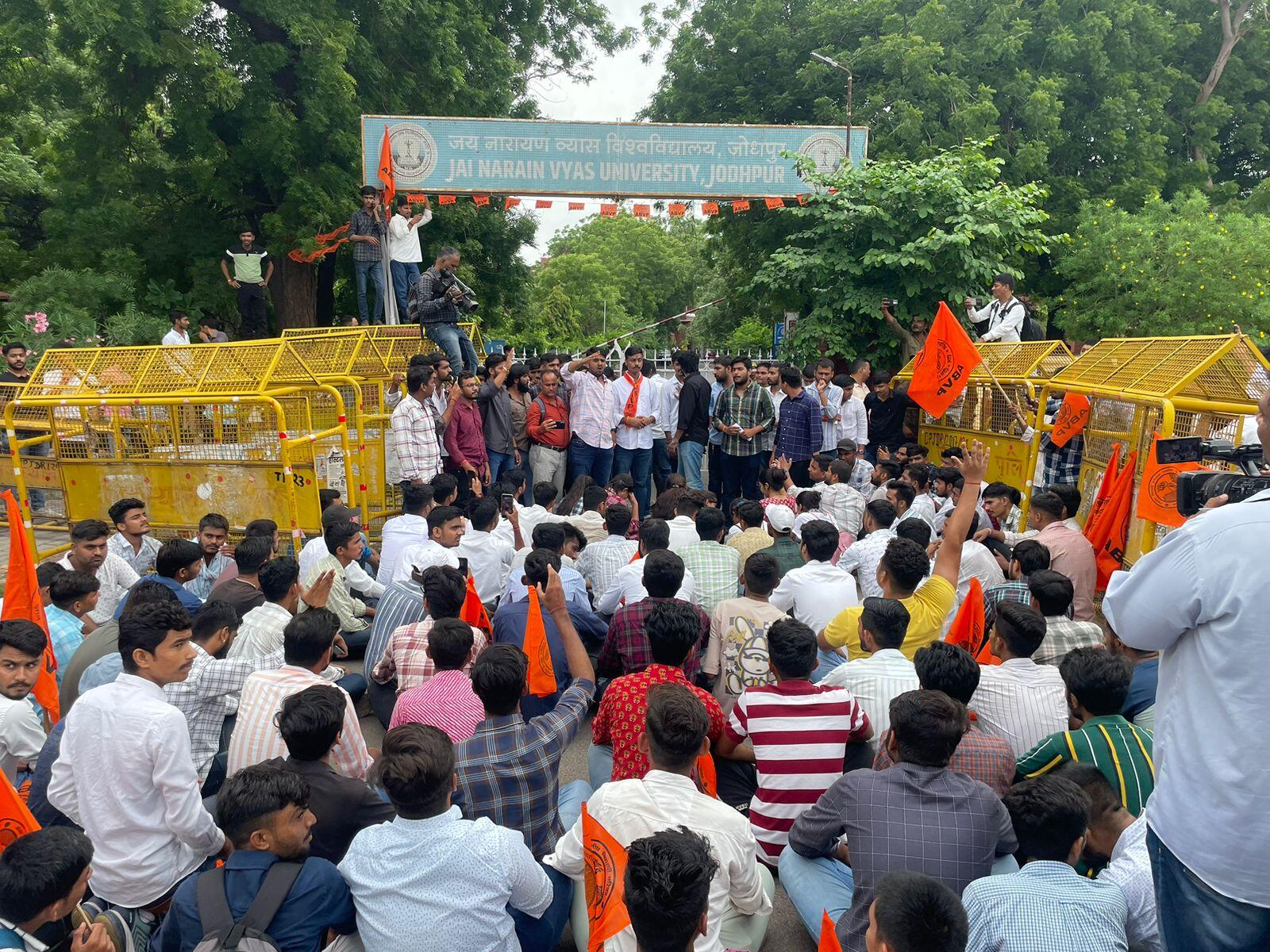 एनएसयूआई के कार्यकर्ता दूसरे दिन भी बैठे भूख हड़ताल पर, एबीवीपी की भी चेतावनी